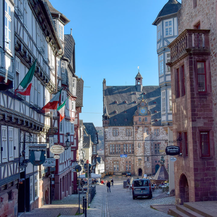 Ausblick auf das Rathaus und den Marktplatz in der Oberstadt von Marburg